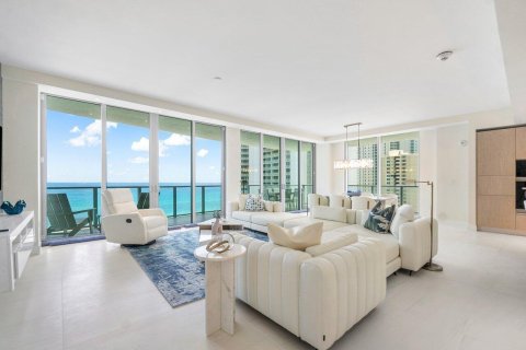 Condo in Riviera Beach, Florida, 2 bedrooms  № 2158345 - photo 1