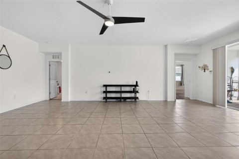 House in Spring Hill, Florida 4 bedrooms, 237.55 sq.m. № 2201615 - photo 12