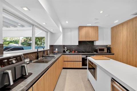 Villa ou maison à vendre à Pinecrest, Floride: 4 chambres, 263.84 m2 № 1980605 - photo 7