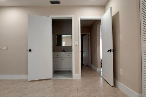 Townhouse in Miami, Florida 3 bedrooms, 94.3 sq.m. № 1777642 - photo 8
