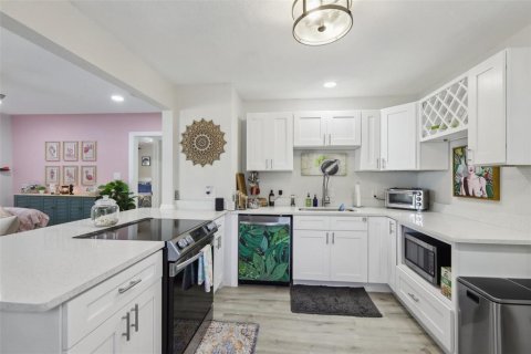 House in Saint Petersburg, Florida 3 bedrooms, 91.97 sq.m. № 1510058 - photo 9