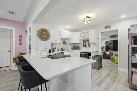House in Saint Petersburg, Florida 3 bedrooms, 91.97 sq.m. № 1510058 - photo 12