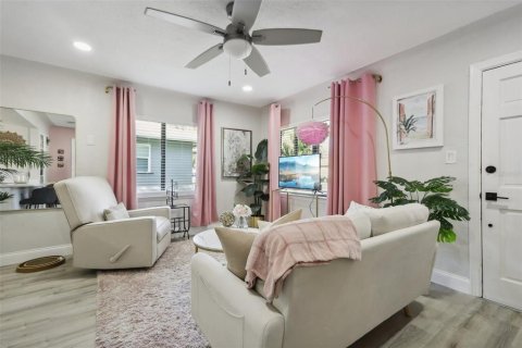 House in Saint Petersburg, Florida 3 bedrooms, 91.97 sq.m. № 1510058 - photo 5