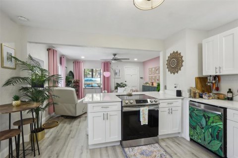 House in Saint Petersburg, Florida 3 bedrooms, 91.97 sq.m. № 1510058 - photo 11