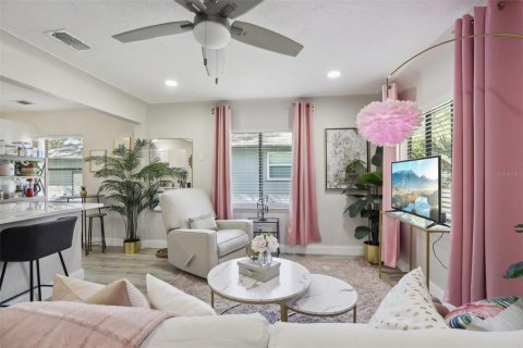 House in Saint Petersburg, Florida 3 bedrooms, 91.97 sq.m. № 1510058 - photo 7