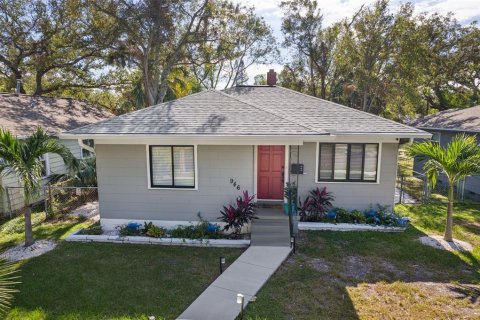 House in Saint Petersburg, Florida 3 bedrooms, 91.97 sq.m. № 1510058 - photo 1