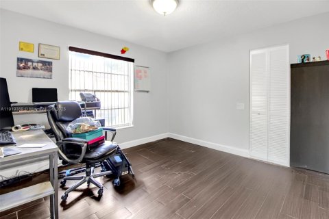 House in Hialeah, Florida 3 bedrooms, 155.98 sq.m. № 2062512 - photo 17