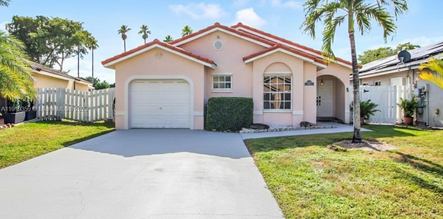 House in Hialeah, Florida 3 bedrooms, 155.98 sq.m. № 2062512