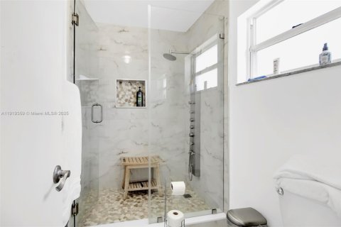 House in Hialeah, Florida 3 bedrooms, 155.98 sq.m. № 2062512 - photo 13