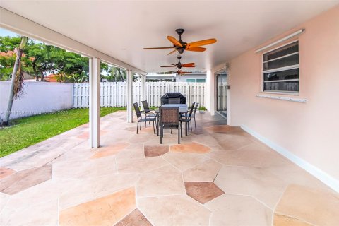 House in Hialeah, Florida 3 bedrooms, 155.98 sq.m. № 2062512 - photo 19
