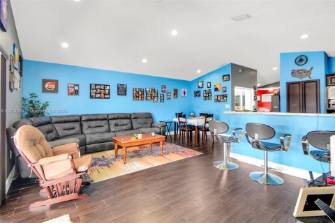 House in Hialeah, Florida 3 bedrooms, 155.98 sq.m. № 2062512 - photo 9