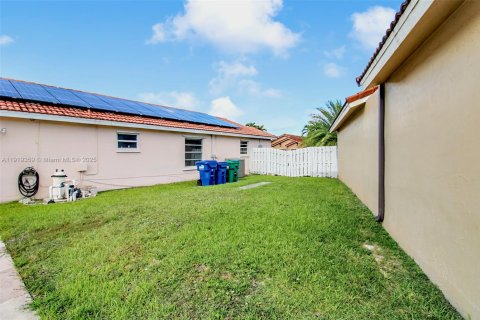 House in Hialeah, Florida 3 bedrooms, 155.98 sq.m. № 2062512 - photo 24