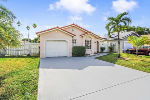 House in Hialeah, Florida 3 bedrooms, 155.98 sq.m. № 2062512 - photo 2