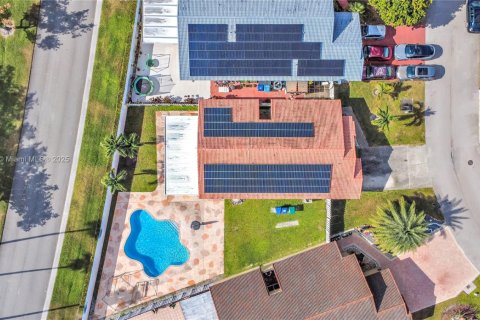 House in Hialeah, Florida 3 bedrooms, 155.98 sq.m. № 2062512 - photo 25