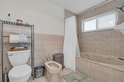 House in Miami, Florida 4 bedrooms, 210.89 sq.m. № 1836026 - photo 13