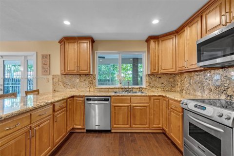 House in Miami, Florida 4 bedrooms, 210.89 sq.m. № 1836026 - photo 7
