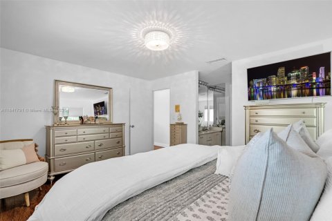 House in Miami, Florida 4 bedrooms, 210.89 sq.m. № 1836026 - photo 11
