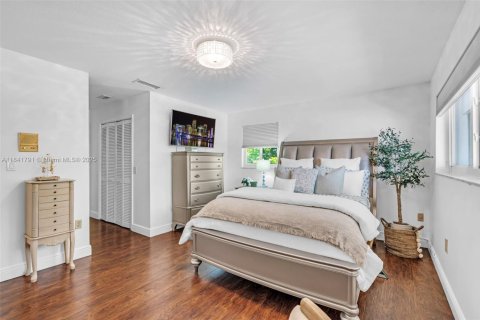 House in Miami, Florida 4 bedrooms, 210.89 sq.m. № 1836026 - photo 12