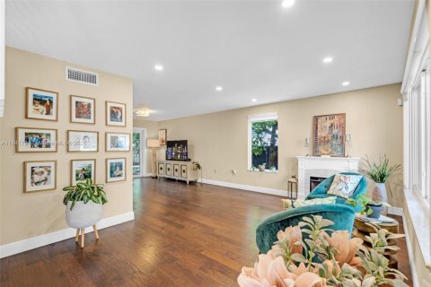 House in Miami, Florida 4 bedrooms, 210.89 sq.m. № 1836026 - photo 3