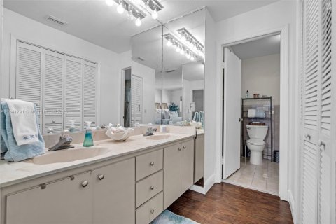 House in Miami, Florida 4 bedrooms, 210.89 sq.m. № 1836026 - photo 26