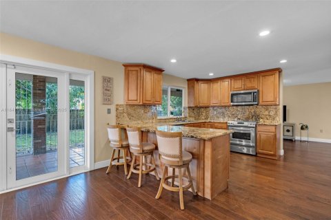 House in Miami, Florida 4 bedrooms, 210.89 sq.m. № 1836026 - photo 24