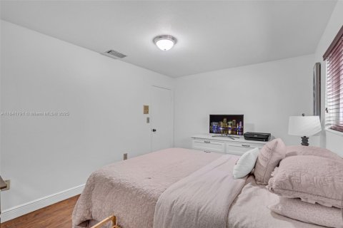 House in Miami, Florida 4 bedrooms, 210.89 sq.m. № 1836026 - photo 29