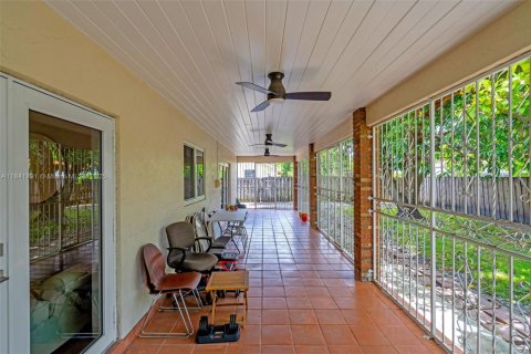 House in Miami, Florida 4 bedrooms, 210.89 sq.m. № 1836026 - photo 27