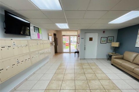 Copropriété à vendre à Hallandale Beach, Floride: 2 chambres, 95.41 m2 № 2009907 - photo 29