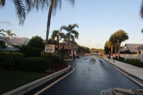 House in Boynton Beach, Florida 3 bedrooms, 165.46 sq.m. № 1162841 - photo 1