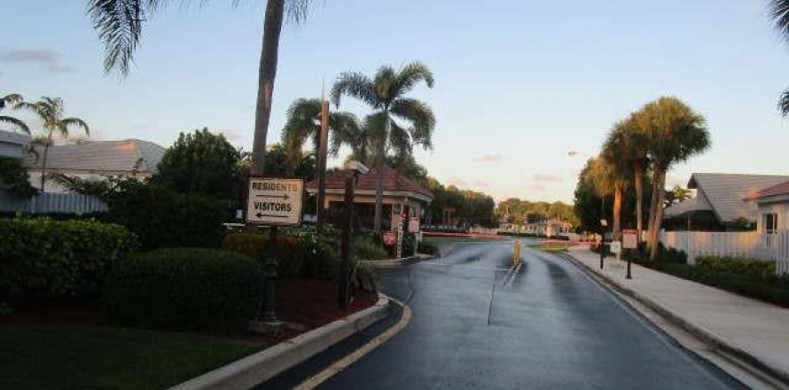 House in Boynton Beach, Florida 3 bedrooms, 165.46 sq.m. № 1162841