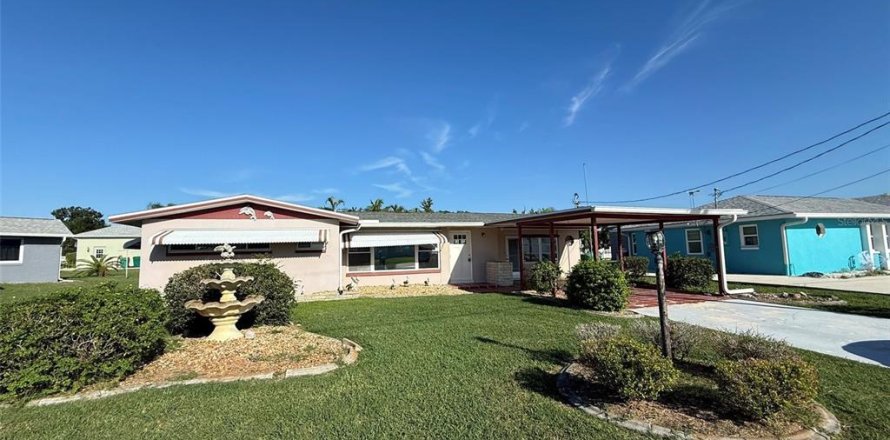 House in Port Charlotte, Florida 2 bedrooms, 90.12 sq.m. № 1917206