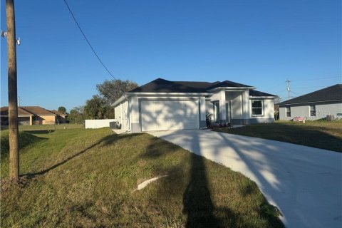 House in Lehigh Acres, Florida 3 bedrooms, 139.17 sq.m. № 1635066 - photo 2