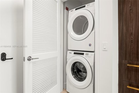 Снять в аренду кондоминиум в Майами, Флорида 1 спальня, 60.67м2, № 1984342 - фото 17