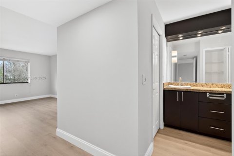 Купить кондоминиум в Уэстон, Флорида 2 спальни, 113.34м2, № 2043641 - фото 15