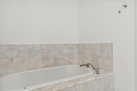 Condo in Miami Beach, Florida, 2 bedrooms  № 2047530 - photo 9