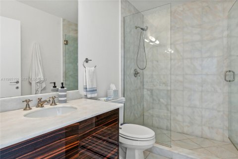 Condo in Miami Beach, Florida, 2 bedrooms  № 2047530 - photo 12