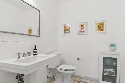 Condo in Miami Beach, Florida, 2 bedrooms  № 2047530 - photo 11