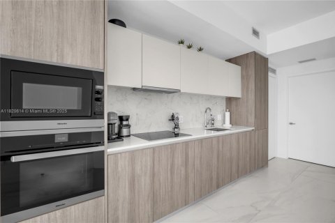 Condo in Miami, Florida, 2 bedrooms  № 1937585 - photo 11