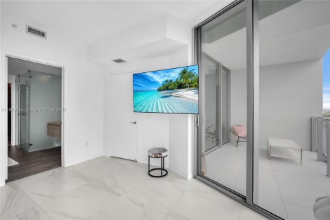 Condo in Miami, Florida, 2 bedrooms  № 1937585 - photo 17