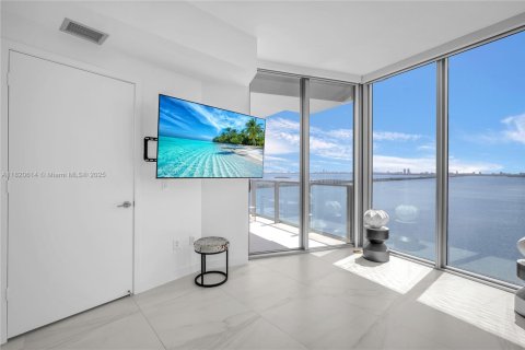 Condo in Miami, Florida, 2 bedrooms  № 1937585 - photo 2