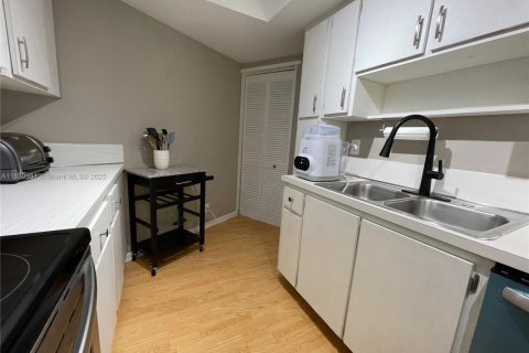 Condo in Fort Lauderdale, Florida, 1 bedroom  № 1807079 - photo 12