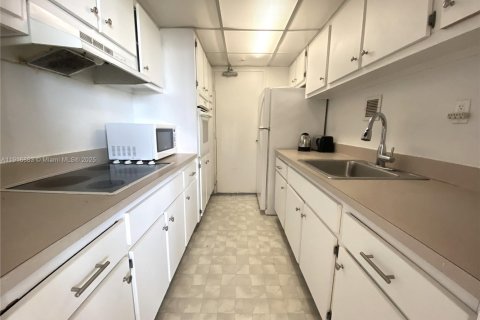 Condo in Miami Beach, Florida  № 1973691 - photo 10