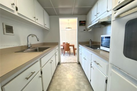 Condo in Miami Beach, Florida  № 1973691 - photo 11