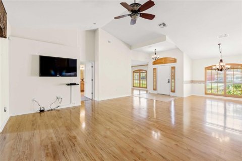 House in San Antonio, Florida 3 bedrooms, 176.05 sq.m. № 2430826 - photo 10