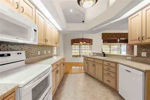 House in San Antonio, Florida 3 bedrooms, 176.05 sq.m. № 2430826 - photo 14