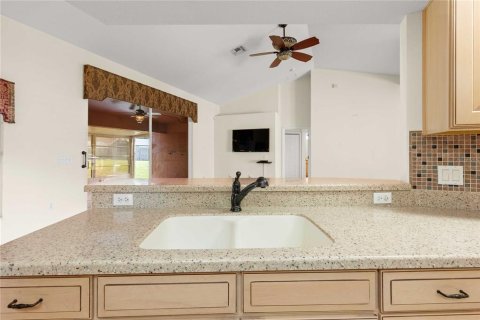 House in San Antonio, Florida 3 bedrooms, 176.05 sq.m. № 2430826 - photo 16