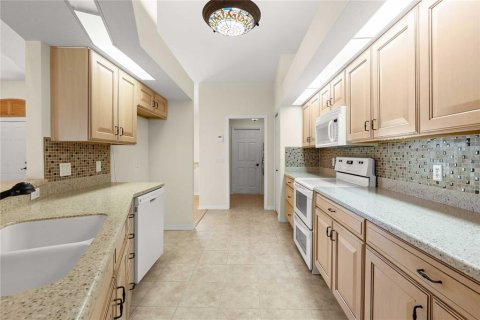 House in San Antonio, Florida 3 bedrooms, 176.05 sq.m. № 2430826 - photo 12