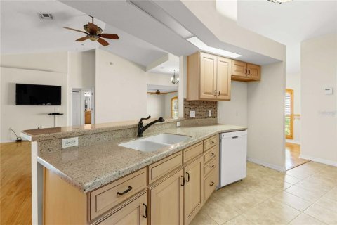 House in San Antonio, Florida 3 bedrooms, 176.05 sq.m. № 2430826 - photo 13