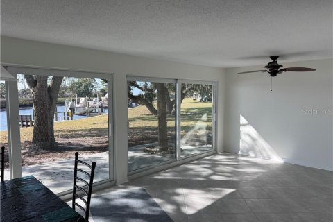Condo in Crystal River, Florida, 2 bedrooms  № 2093995 - photo 17