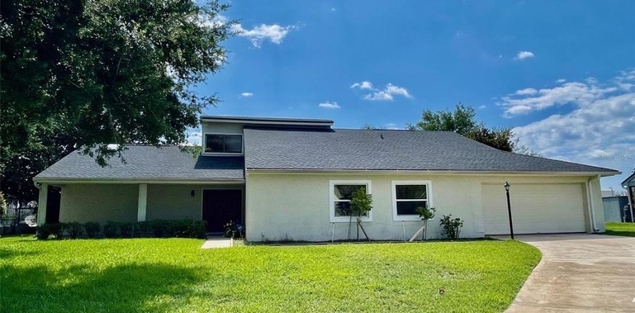 House in Orlando, Florida 4 bedrooms, 209.49 sq.m. № 1725522